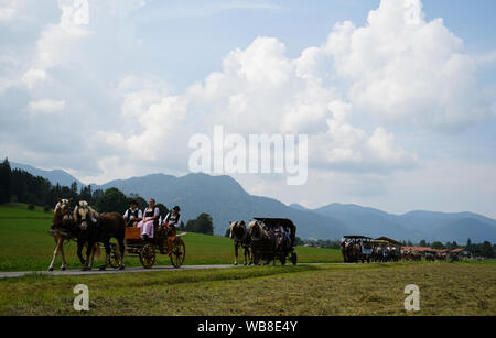 Rottach Egern, Deutschland. 25 Aug, 2019. Die Teilnehmer des Rosstag teil nehmen mit ihren Pferden in die Parade unter dem Motto "d" Fuhrleit kemman z'amm". In diesem Jahr 50 Jahre Rosstag Rottach-Egern gefeiert. Quelle: Angelika Warmuth/dpa/Alamy leben Nachrichten Stockfoto