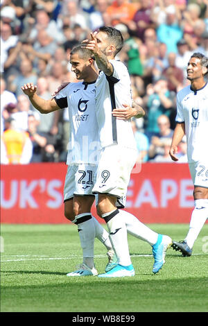 Swansea, Großbritannien. 25 Aug, 2019. Borja Baston von Swansea City Kerben seine Seiten 3. Ziel mit einer Strafe und feiert während der Sky Bet Championship Match zwischen Swansea City und Birmingham City an der Liberty Stadium, Swansea am Sonntag, den 25. August 2019. (Credit: Jeff Thomas | MI Nachrichten) nur die redaktionelle Nutzung, eine Lizenz für die gewerbliche Nutzung erforderlich. Keine Verwendung in Wetten, Spiele oder einer einzelnen Verein/Liga/player Publikationen. Foto darf nur für Zeitung und/oder Zeitschrift redaktionelle Zwecke Credit: MI Nachrichten & Sport/Alamy Live-Nachrichten verwendet werden. Stockfoto