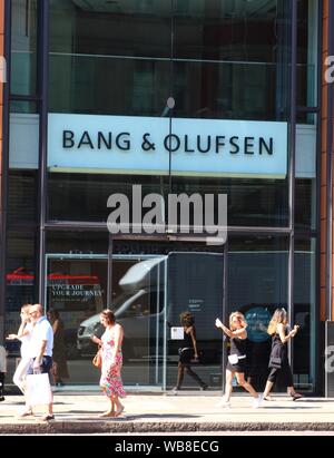 London, Großbritannien. 24 Aug, 2019. High-end-Luxus Dänische consumer electronics Unternehmen Bang & Olufsen hat einen Store unter den Luxusmarken in London's Prestige Einkaufsmöglichkeiten in Knightsbridge. Credit: Keith Mayhew/SOPA Images/ZUMA Draht/Alamy leben Nachrichten Stockfoto