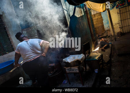 Eine afrokolumbianischen Frau Pommes essen in einem Restaurant auf dem Markt der Bazurto in Cartagena, Kolumbien. Stockfoto