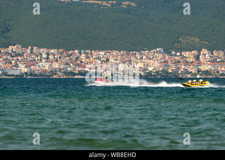 Sonnenstrand, Bulgarien vom 13. Juli 2019. Eine aufblasbare Ponton mit Menschen halten es werden von einem Roller am Schwarzen Meer an der Küste der Sonne abgeschleppt Stockfoto