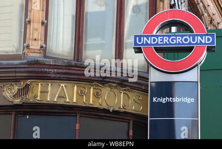 London, Großbritannien. 24 Aug, 2019. Logo Harrods in Knightsbridge in London gesehen. Credit: Keith Mayhew/SOPA Images/ZUMA Draht/Alamy leben Nachrichten Stockfoto