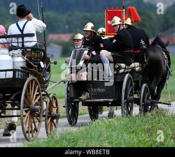 Rottach Egern, Deutschland. 25 Aug, 2019. Die Teilnehmer des Rosstag teil nehmen mit ihren Pferden in die Parade unter dem Motto "d" Fuhrleit kemman z'amm". In diesem Jahr 50 Jahre Rosstag Rottach-Egern gefeiert. Quelle: Angelika Warmuth/dpa/Alamy leben Nachrichten Stockfoto