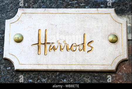 London, Großbritannien. 24 Aug, 2019. Logo Harrods in Knightsbridge in London gesehen. Credit: Keith Mayhew/SOPA Images/ZUMA Draht/Alamy leben Nachrichten Stockfoto