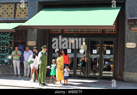 London, Großbritannien. 24 Aug, 2019. Das Kaufhaus Harrods in Knightsbridge in London gesehen. Credit: Keith Mayhew/SOPA Images/ZUMA Draht/Alamy leben Nachrichten Stockfoto