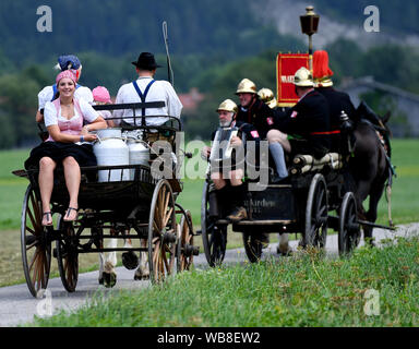 Rottach Egern, Deutschland. 25 Aug, 2019. Die Teilnehmer des Rosstag teil nehmen mit ihren Pferden in die Parade unter dem Motto "d" Fuhrleit kemman z'amm". In diesem Jahr 50 Jahre Rosstag Rottach-Egern gefeiert. Quelle: Angelika Warmuth/dpa/Alamy leben Nachrichten Stockfoto