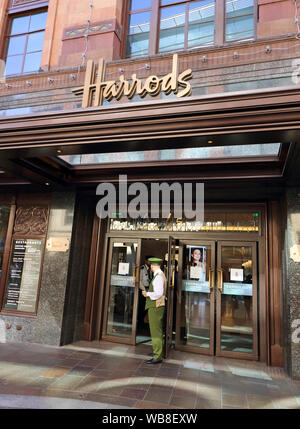 London, Großbritannien. 24 Aug, 2019. Das Kaufhaus Harrods in Knightsbridge in London gesehen. Credit: Keith Mayhew/SOPA Images/ZUMA Draht/Alamy leben Nachrichten Stockfoto