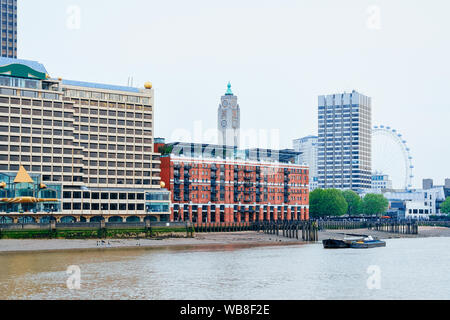 Panoramablick auf das Stadtbild mit Bankside und London Eye Riesenrad an der Themse in London City in Großbritannien. Skyline mit berühmten Turm Symbol und Pla Stockfoto