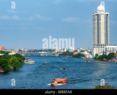 Boote Verkehr auf dem Chao Phraya in Bangkok. Stockfoto