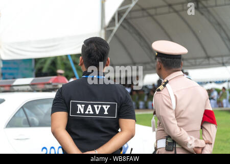 Männer in der Form der thailändischen Marine Sicherheit Personal stehen bereit Stockfoto
