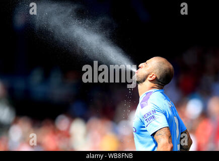 Von Manchester City Kyle Walker spuckt Wasser vor der Premier League Match an der Vitalität Stadium, Bournemouth. Stockfoto