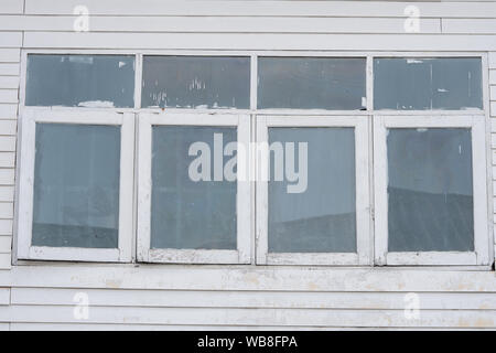 alten schmutzigen Fenster auf alten schmutzigen Wand Stockfoto