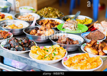 Auswahl an exotischen gegrillten und gebackenen asiatische Küche Fleisch in Hanoi in Vietnam. Street Market mit vietnamesischen Küche. Platten mit Lebensmitteln auf die Darstellung. Stockfoto