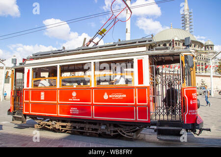 ISTANBUL, Türkei - August, 05, 2019 - Istanbul nostalgische Straßenbahn, die Verknüpfung von Taksim und Tunel über Istiklal Street, am Taksim-Platz. Nostalgische Stockfoto