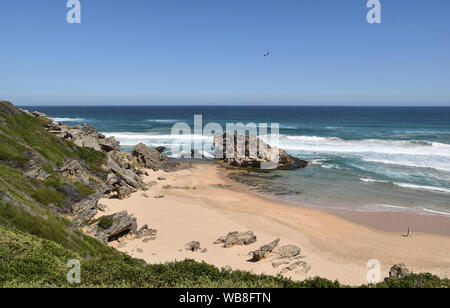 Hohe Betrachtungswinkel und der idyllische Strand in der Nähe von Brenton-on-Sea auf sonnigen Sommertag gegen den blauen Himmel und Meer Stockfoto