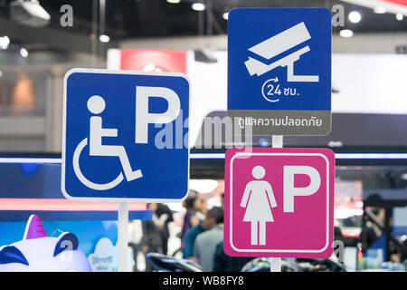 Zeichen für Behinderte parken - Zeichen Symbole Parkplätze für Frauen - 24 Stunden cctv/Videoüberwachung Warnschild Stockfoto