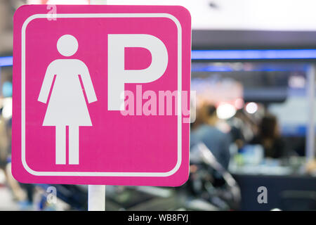 Zeichen, Symbole, Parkplätze für Frauen, Parkplatz nur für Frauen in der öffentlichen Garage, Parkplatz für Autos, nur für Frauen Stockfoto