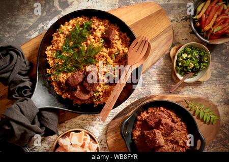 Nasi Goreng Rendang. Indonesischen gebratenen Reis mit Rindfleisch Rendang und seine Gewürzmischung Stockfoto