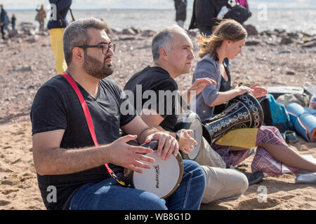 St. Petersburg, Russland. August 24, 2019: Street drums Musiker spielen am Strand. Stockfoto