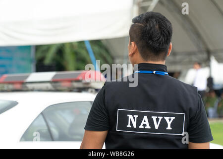 Männer in der Form der thailändischen Marine Sicherheit Personal stehen bereit Stockfoto