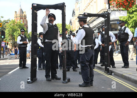 Polizisten während der Children's Day Parade auf der Notting Hill Carnival in London. Stockfoto