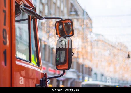 Moskau, Russland - Dezember 25, 2018: KAMAZ closeup säubert die Straßen von Schnee vor dem Neuen Jahr in Moskau Stockfoto