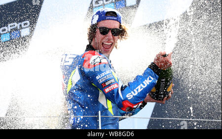 Suzuki's Alex Rins feiert Sieg auf dem Podium während der GoPro MotoGP Grand Prix von Großbritannien in Silverstone, Towcester. Stockfoto