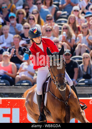 Rotterdam, Niederlande. 25 Aug, 2019. Europameisterschaften, Reitsport, Springreiten, Finale, singles: Deutsche Reiter Simone Blum auf Ihrem Pferd Alice Jubel nach sprang das letzte Hindernis ist. Credit: Rolf Vennenbernd/dpa/Alamy leben Nachrichten Stockfoto