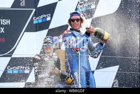 Suzuki's Alex Rins feiert Sieg auf dem Podium während der GoPro MotoGP Grand Prix von Großbritannien in Silverstone, Towcester. Stockfoto