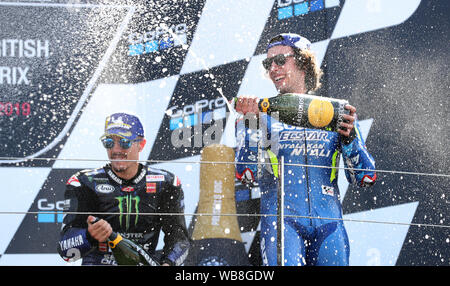 Suzuki's Alex Rins feiert Sieg auf dem Podium während der GoPro MotoGP Grand Prix von Großbritannien in Silverstone, Towcester. Stockfoto