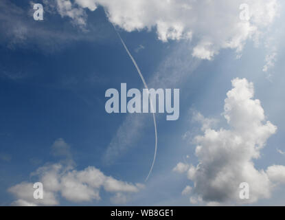 Rottach Egern, Deutschland. 25 Aug, 2019. Ein Flugzeug hat seinen Kondensstreifen in der Form eines Bogens in den blauen Himmel. Quelle: Angelika Warmuth/dpa/Alamy leben Nachrichten Stockfoto