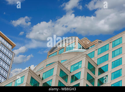 Grüne Fenster in Gebäude auf einem blauen Himmel Stockfoto