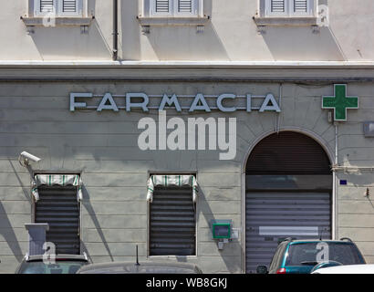 Von außen eine geschlossene Apotheke in Italien Stockfoto