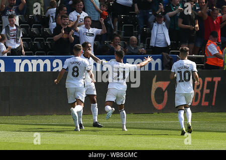 Swansea, Großbritannien. 25 Aug, 2019. Kyle Naughton von Swansea City (Mitte) feiert mit Mannschaftskameraden, nachdem er zählt seine Mannschaften 1. Ziel. EFL Skybet Meisterschaft übereinstimmen, Swansea City v Birmingham City an der Liberty Stadium in Swansea, Südwales am Sonntag, den 25. August 2019. Dieses Bild dürfen nur für redaktionelle Zwecke verwendet werden. Nur die redaktionelle Nutzung, eine Lizenz für die gewerbliche Nutzung erforderlich. Keine Verwendung in Wetten, Spiele oder einer einzelnen Verein/Liga/player Publikationen. pic von Andrew Obstgarten/Andrew Orchard sport Fotografie/Alamy Live news Credit: Andrew Orchard sport Fotografie/Alamy leben Nachrichten Stockfoto