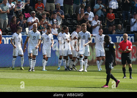 Swansea, Großbritannien. 25 Aug, 2019. Kyle Naughton von Swansea City (Mitte) feiert mit Mannschaftskameraden, nachdem er zählt seine Mannschaften 1. Ziel. EFL Skybet Meisterschaft übereinstimmen, Swansea City v Birmingham City an der Liberty Stadium in Swansea, Südwales am Sonntag, den 25. August 2019. Dieses Bild dürfen nur für redaktionelle Zwecke verwendet werden. Nur die redaktionelle Nutzung, eine Lizenz für die gewerbliche Nutzung erforderlich. Keine Verwendung in Wetten, Spiele oder einer einzelnen Verein/Liga/player Publikationen. pic von Andrew Obstgarten/Andrew Orchard sport Fotografie/Alamy Live news Credit: Andrew Orchard sport Fotografie/Alamy leben Nachrichten Stockfoto