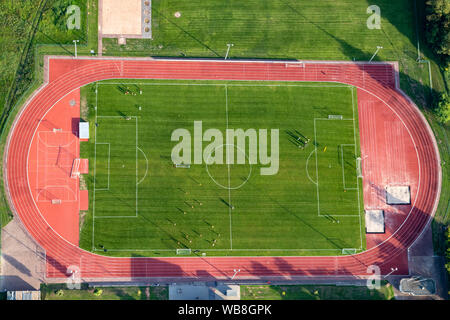 Luftaufnahme auf einen Fußballplatz mit Fußball-Spieler in Deutschland, Rheinland Pfalz in der Nähe von Bad Sobernheim Stockfoto