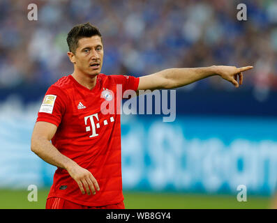 Gelsenkirchen, Deutschland 1. Fussball - Bundesliga, Spieltag 2 FC Schalke 04 gegen FC Bayern München 0-3 am 24. August 2019 in der Veltins Arena in Gelsenkirchen/Deutschland Robert Lewandowski (FCB) Foto: Norbert Schmidt, Düsseldorf Stockfoto