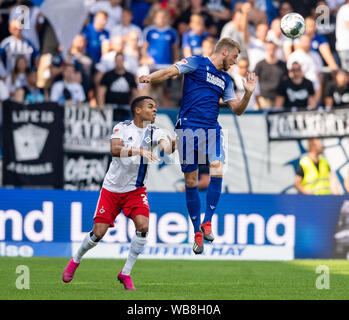 Jan Gyamerah (HSV Hamburg) in Duellen mit Marc Lorenz (KSC). GES/Fußball/2. Bundesliga: Karlsruher SC - HSV Hamburg Hamburg Hamburg, 25.08.2019 Fußball: 2. Bundesliga, Karlsruhe gegen Deutschland. Hamburg, Karlsruhe, August 25, 2019 | Verwendung weltweit Stockfoto