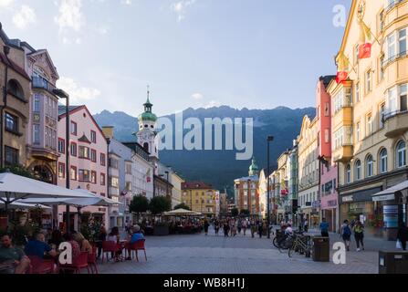 Innsbruck, Österreich (4. August 2019) - Die zentralen und lebhaften Maria-Theresien-Straße mit Blick auf die Alpen von Innsbruck Stockfoto