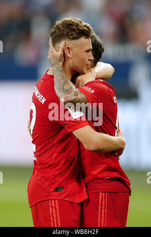 Gelsenkirchen, Deutschland 1. Fussball - Bundesliga, Spieltag 2 FC Schalke 04 gegen FC Bayern München 0-3 am 24. August 2019 in der Veltins Arena in Gelsenkirchen Joshua KIMMICH (FCB)-L-und Philippe COUTHINO (FCB) Foto: Norbert Schmidt, Düsseldorf Stockfoto