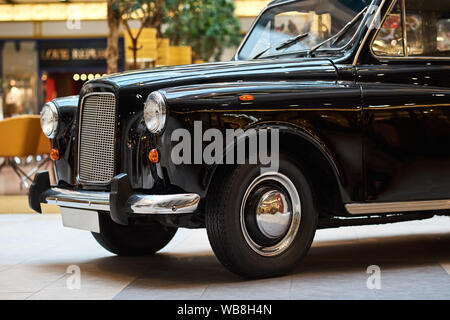 Nahaufnahme des schwarzen Oldtimer. Vorderansicht des retro Auto Stockfoto