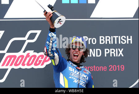 Suzuki's Alex Rins feiert Sieg auf dem Podium während der GoPro MotoGP Grand Prix von Großbritannien in Silverstone, Towcester. Stockfoto