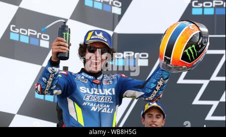 Suzuki's Alex Rins feiert Sieg auf dem Podium während der GoPro MotoGP Grand Prix von Großbritannien in Silverstone, Towcester. Stockfoto