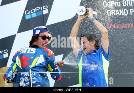 Suzuki's Alex Rins feiert Sieg auf dem Podium während der GoPro MotoGP Grand Prix von Großbritannien in Silverstone, Towcester. Stockfoto