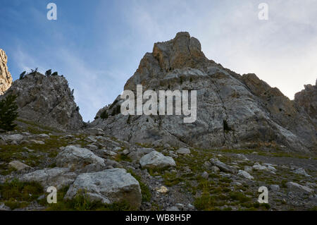 Blick auf die Gracht de Cristall Schlucht in der Sierra del Cadi Bergkette aus seinem Sockel (Alt Urgell, Lleida, Pre-Pyrenees, Katalonien, Spanien) Stockfoto