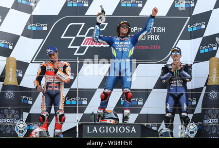 Suzuki's Alex Rins feiert Sieg auf dem Podium während der GoPro MotoGP Grand Prix von Großbritannien in Silverstone, Towcester. Stockfoto