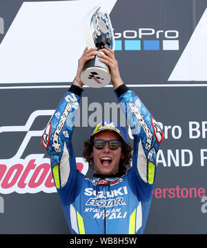 Suzuki's Alex Rins feiert Sieg auf dem Podium während der GoPro MotoGP Grand Prix von Großbritannien in Silverstone, Towcester. Stockfoto