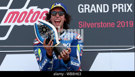 Suzuki's Alex Rins feiert Sieg auf dem Podium während der GoPro MotoGP Grand Prix von Großbritannien in Silverstone, Towcester. Stockfoto