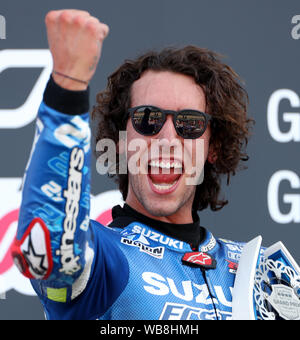 Suzuki's Alex Rins feiert Sieg auf dem Podium während der GoPro MotoGP Grand Prix von Großbritannien in Silverstone, Towcester. Stockfoto