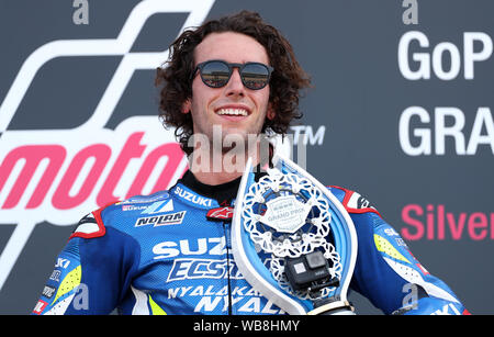 Suzuki's Alex Rins feiert Sieg auf dem Podium während der GoPro MotoGP Grand Prix von Großbritannien in Silverstone, Towcester. Stockfoto